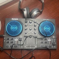 Numark Party Mix Dj Controller With Headphones 
