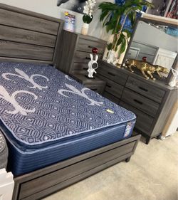 New 4pc bedroom set in box$899
