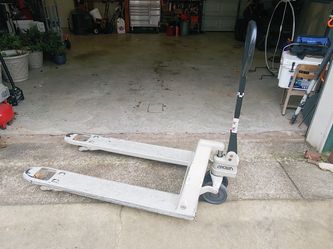 Crown Pallet Jack