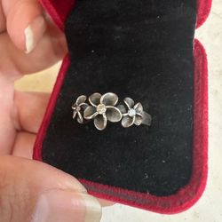 925 Sterling silver Hawaiian 🌺flowers ring , size 10.25 , marked 925K , Cz center , nice ring