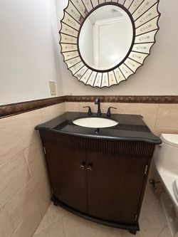 Tradicional-style powder room vanity