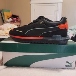 Men's Pumas Size 9 (New)