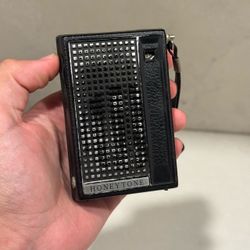 Vintage 1960s Honeytone Pocket Transistor Radio (Model F.E.1)