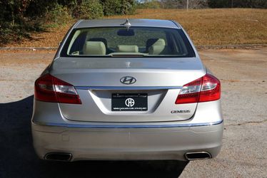 2013 Hyundai Genesis Thumbnail