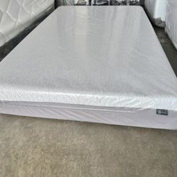 Full mattress FIRM sinus (mattress only)extra charge depending distance   Never slept on/// this mattress is from display store     Available for deli