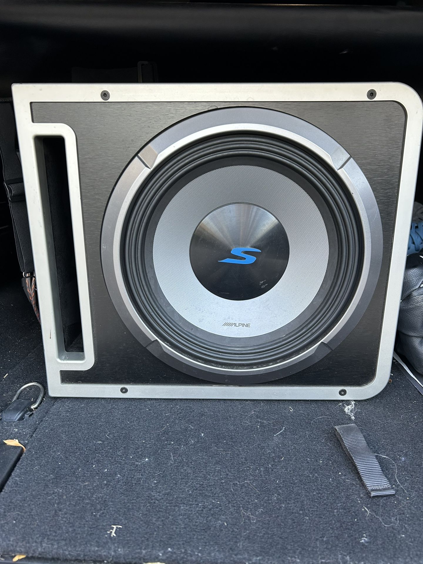 Alpine 12” Subw/600 W Alpine Amp