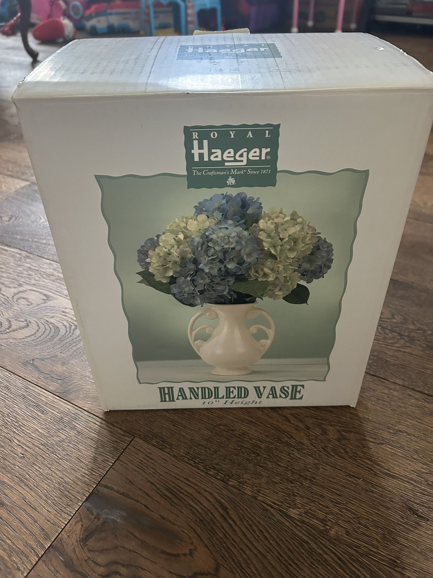Vintage ROYAL HAEGER handled vase 10 inches white hydrangea vase #homeaccessories #vase #royalhaeger #vintage #cottagecore cottage contemporary beauti