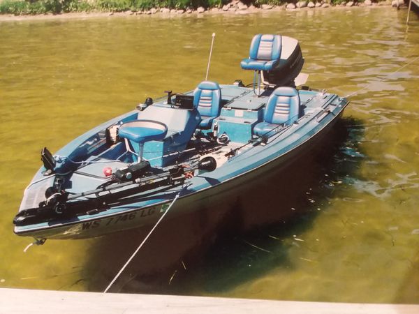 18 foot bass boat with power trailer 5,000 or best offer 