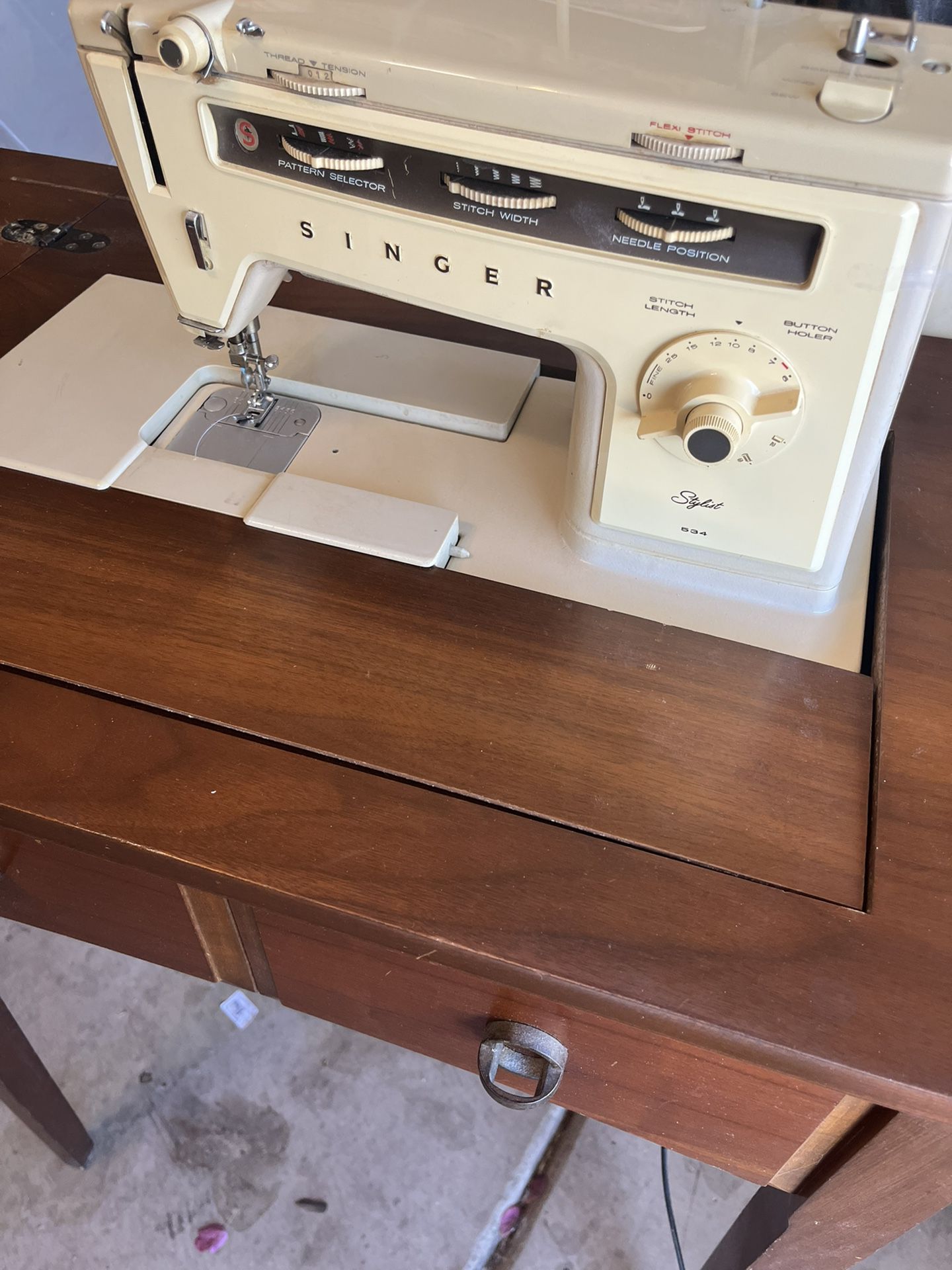Singer Sewing Machine. 