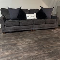 Large 4-Seat Couch – Clean & Comfortable