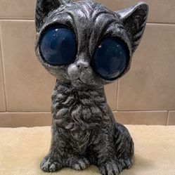 Big Eyes Cat Statue 