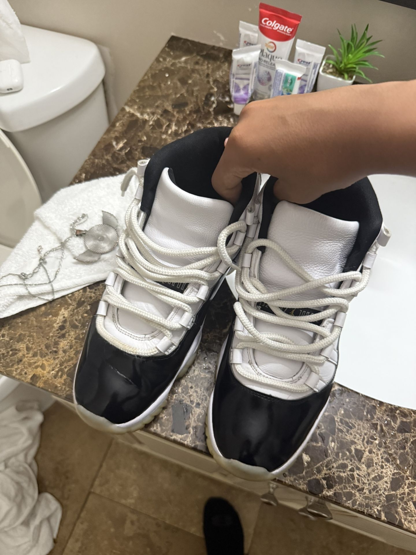 graditues 11s size 9 lmk?