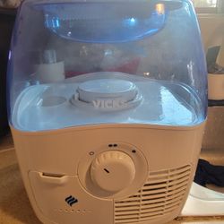 Used Vicks Filtered Cool Moisture Humidifier