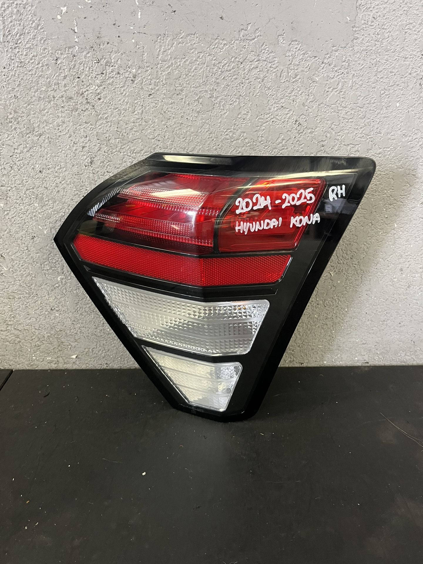 2024-2025 HYUNDAI KONA RIGHT TAIL LIGHT OEM USED