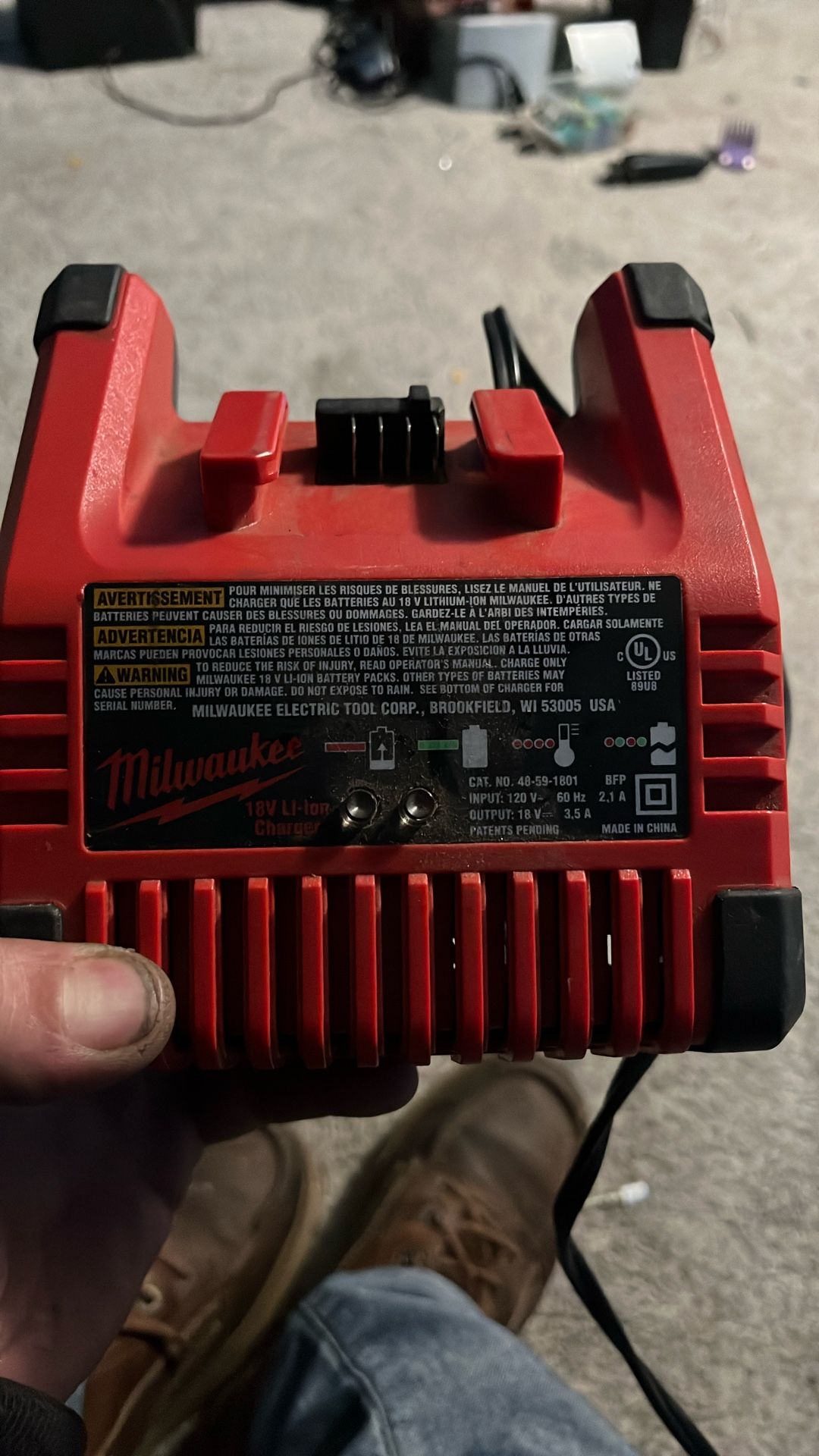 MILWAUKEE BATTERY CHARGER