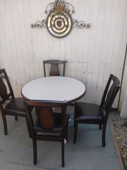 Exelente. Comedor. 4. Sillas,