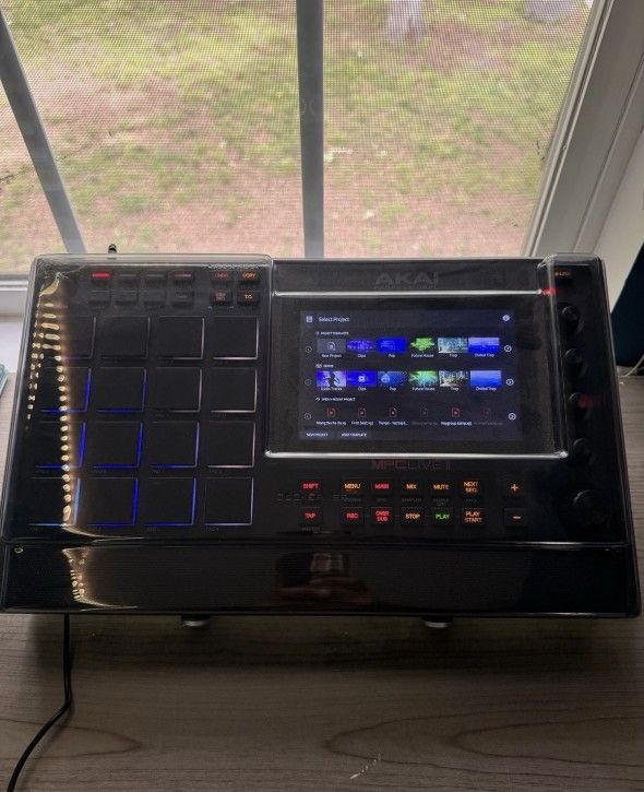 MPC Live 2 Bundle with Kickstand, Dust Cover, Charger And Case good Condition