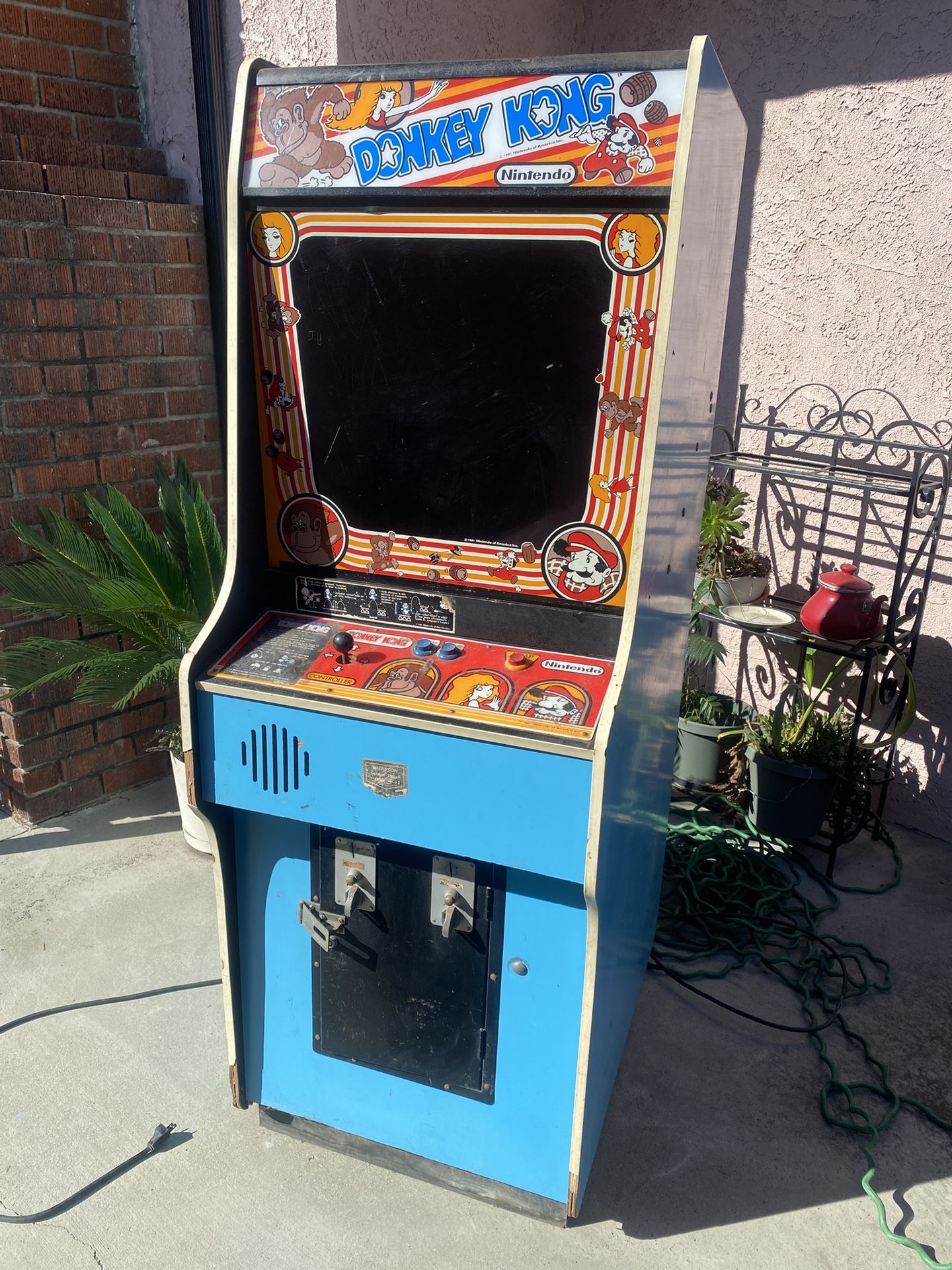 1981 Nintendo Donkey Kong Arcade Cabinet 
