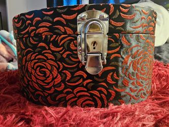 Rose Chest With Mirror