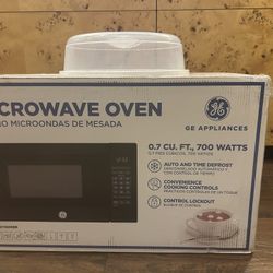 Microwave, New in Box, GE Brand, Bonus Food Cover