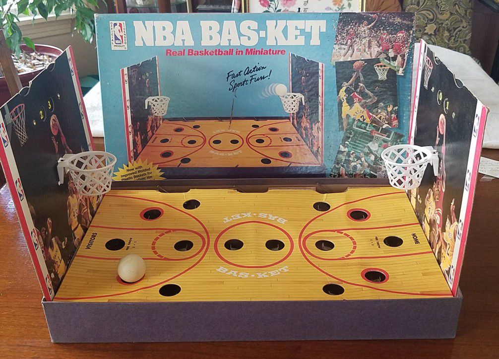 Vintage 1988 NBA Bas-Ket Miniature Basketball Game Jordan Magic Bulls Lakers