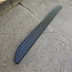 2023 GMC Yukon SLE running board