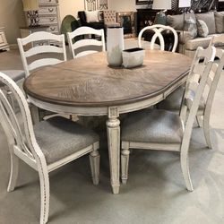 Realyn Chipped White Oval Dining Room Set (Dining table and Chairs