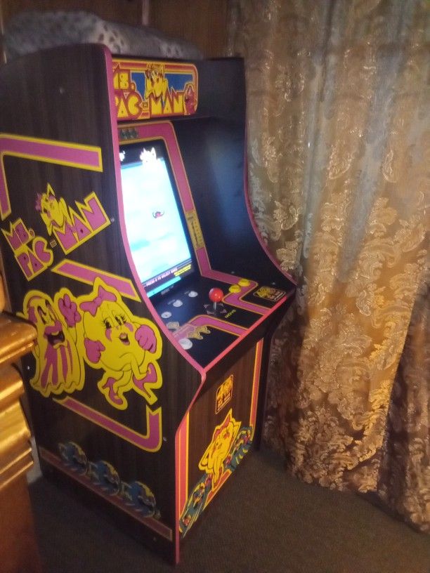 Pac-Man Arcade Game 