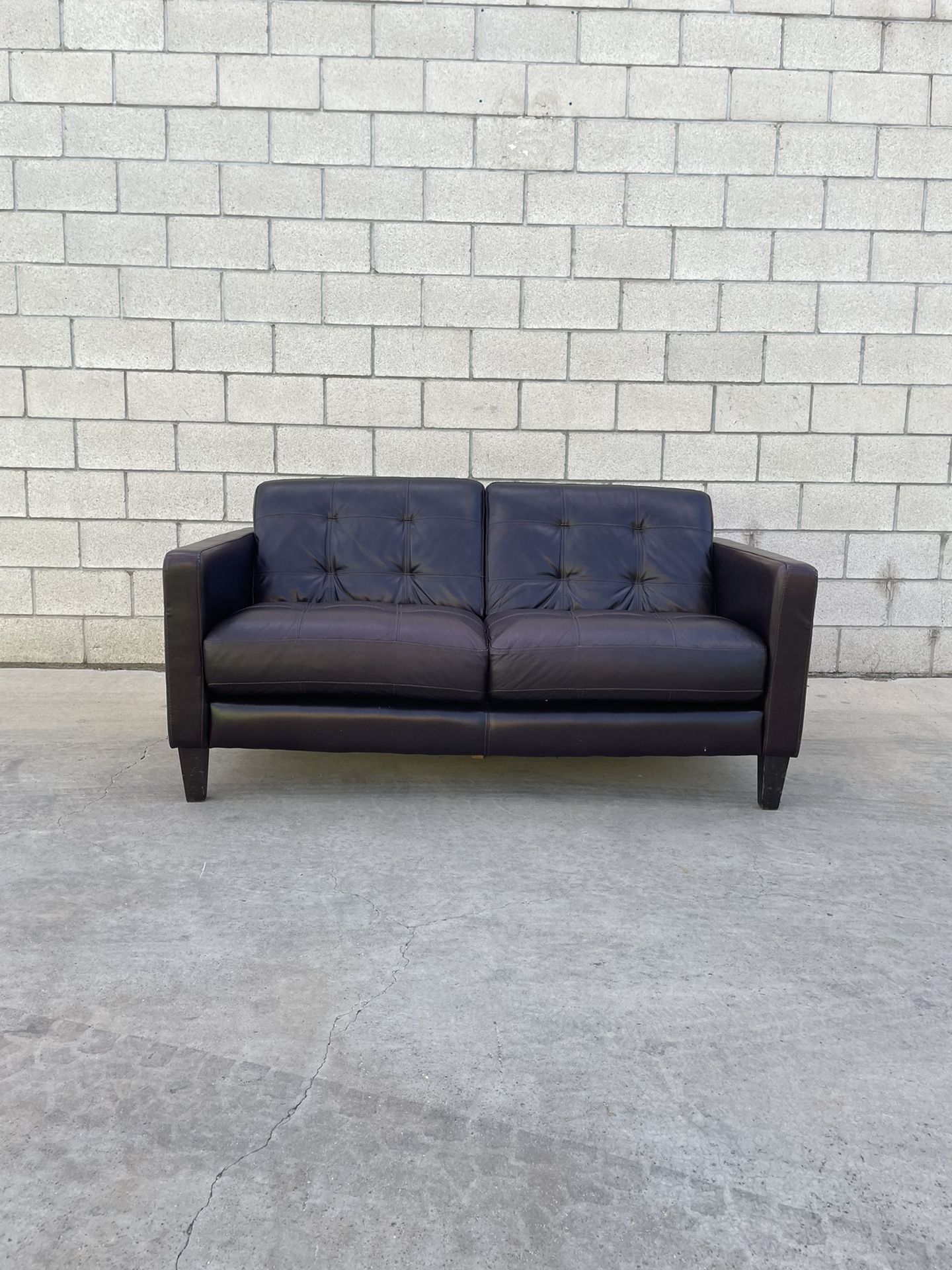 *Free Delivery* Macys Leather Loveseat Couch Sofa 2 Seater