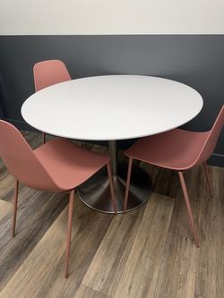 Round White Dining Table with 3 Blush Pink Chairs