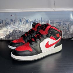 Nike Air Jordan 1 Mid GS Sz 5.5Y Black Fire Red White 554725-079 Kid’s Sneakers