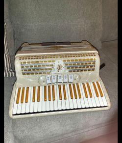 Beautiful -Pearl-White-Lindo-Accordian -Sale/Trade /Excellent- Mint-Condition
