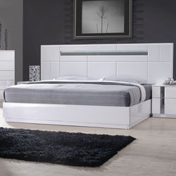 MODERN WHITE QUEEN BED SET