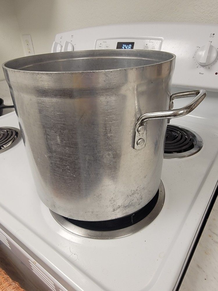$5 SPECIAL PRICE >LARGE COOKING POT 