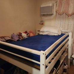 White Short Loft Bed Size Full , Cama Alta Blanca Tamaño Full