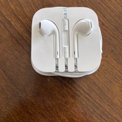 Apple EarPods Wired Headphones with Remote and  mic NEW