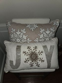 Set of 2 Holiday Decorative Throw Pillows