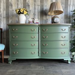 🌺 Newly Refinished Solid Wood Dresser/Sage Green/ Details Below/ I Can Deliver 