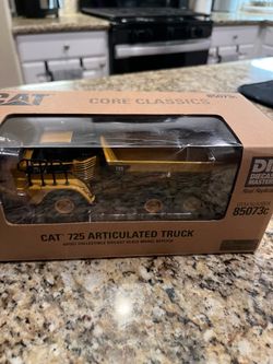 New CAT 725 Articulated Truck (85073C)
