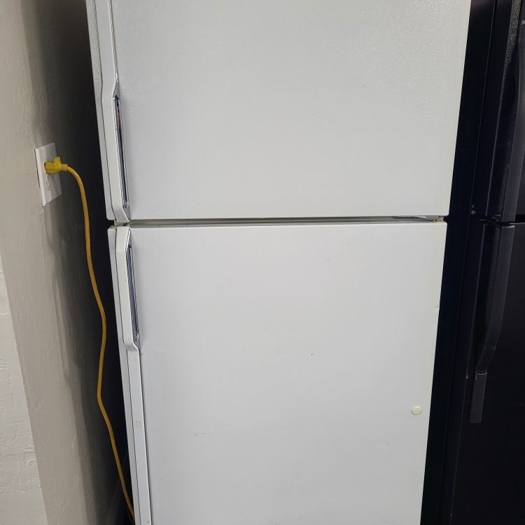 🌻Spring Sale! GE Top Freezer Refrigerator- Warranty Included 