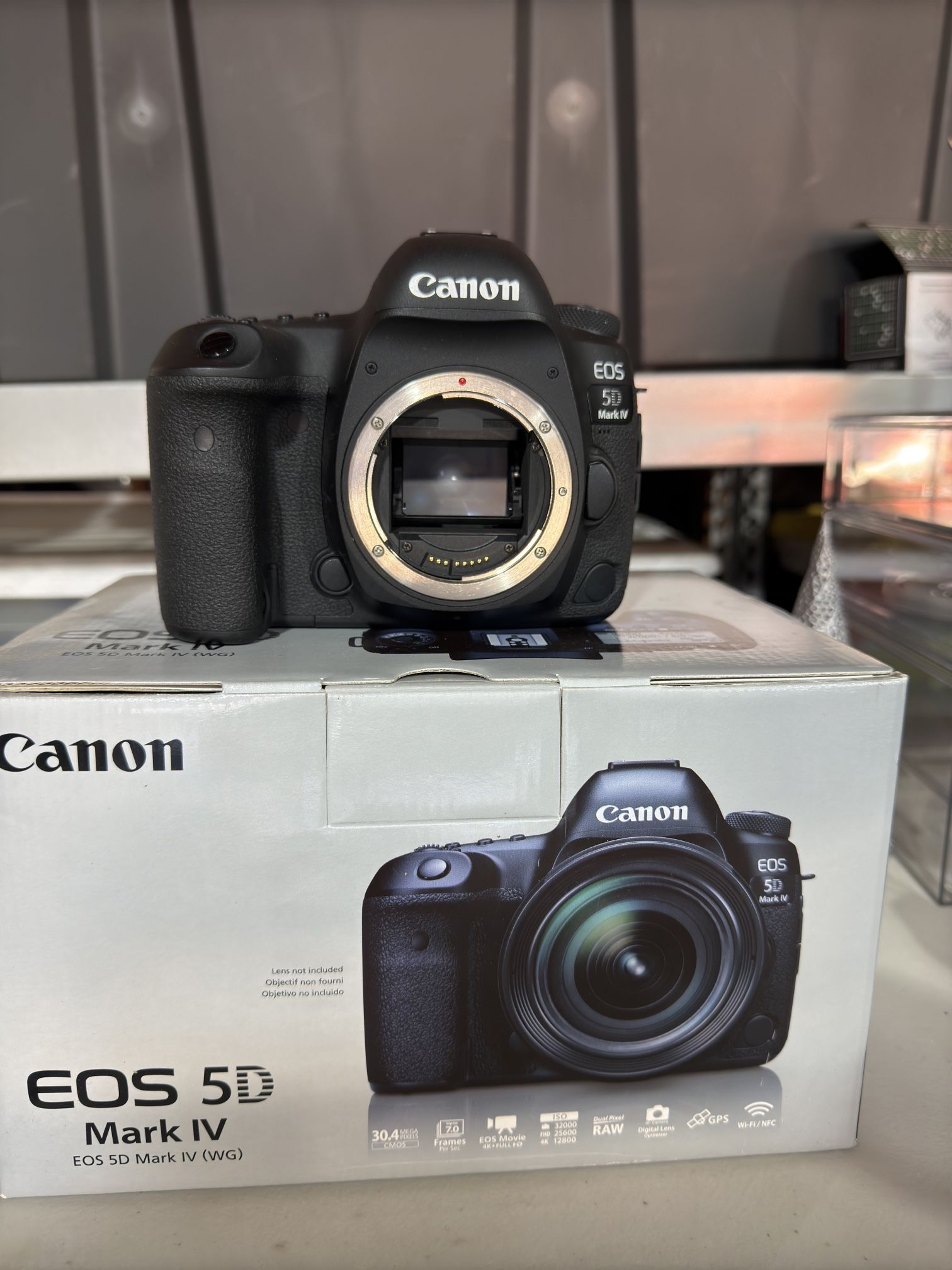 Canon 5D Mark IV Body w/Original Box - Very Low Shutter Count
