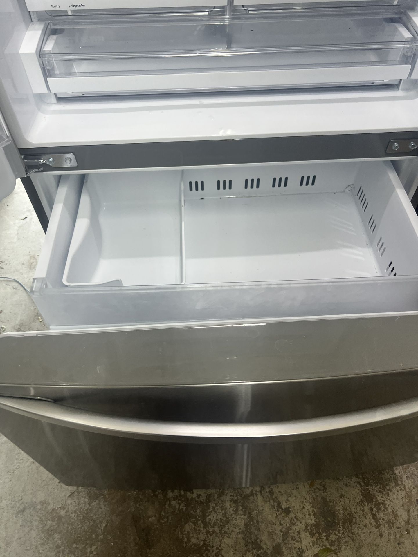 2022 Year Model LG Fridge , Everything Works Fine ,it Comes With A Warranty