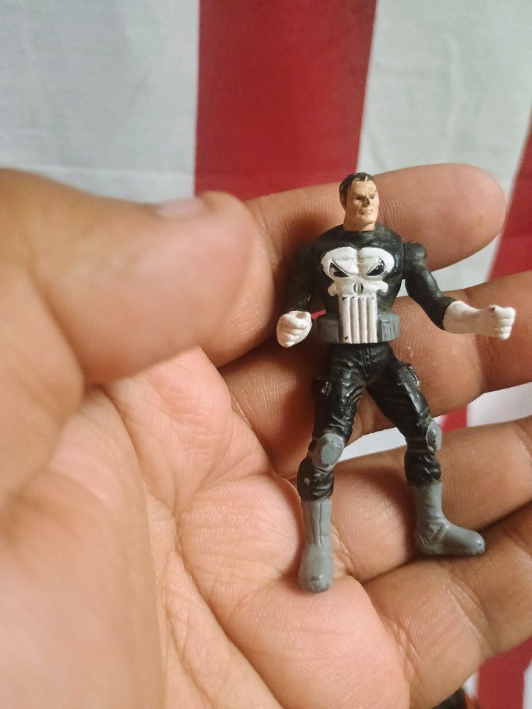 MARVEL LEGENDS Toybiz 2003 Series 4 PUNISHER Action Figure War Zone 2.75"