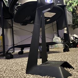 Black headset, stand razor