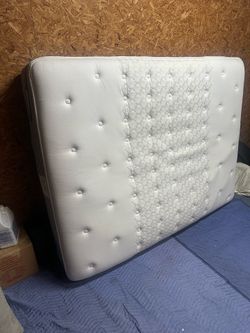 Queen Sealy mattress (Delivery available!)