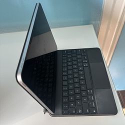 4th Gen Ipad Pro 11 Inch W/keyboard And Pen $900