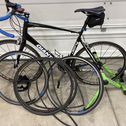 Giant Defy Road Bike With Extras!