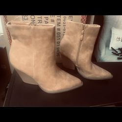 Women New Ankle Boots Size.  9