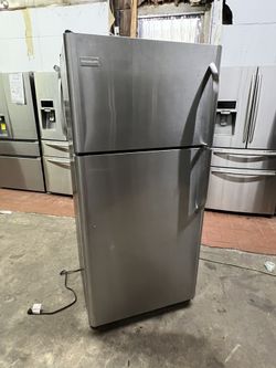Frigidaire 30 inch W’ stainless steel refrigerator/Nevera 