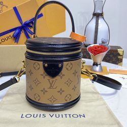 Fashion is out of the circle! LV Monogram canvas stitching handbag, black leather trim with gold, shoulder strap handle is super practical!(off42)